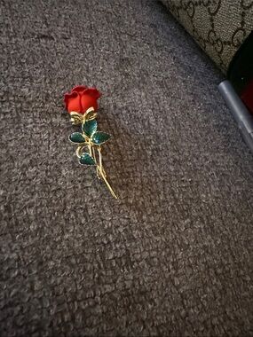 Source Unknown Gold-Tone Red Rose Brooch with Green Leaves